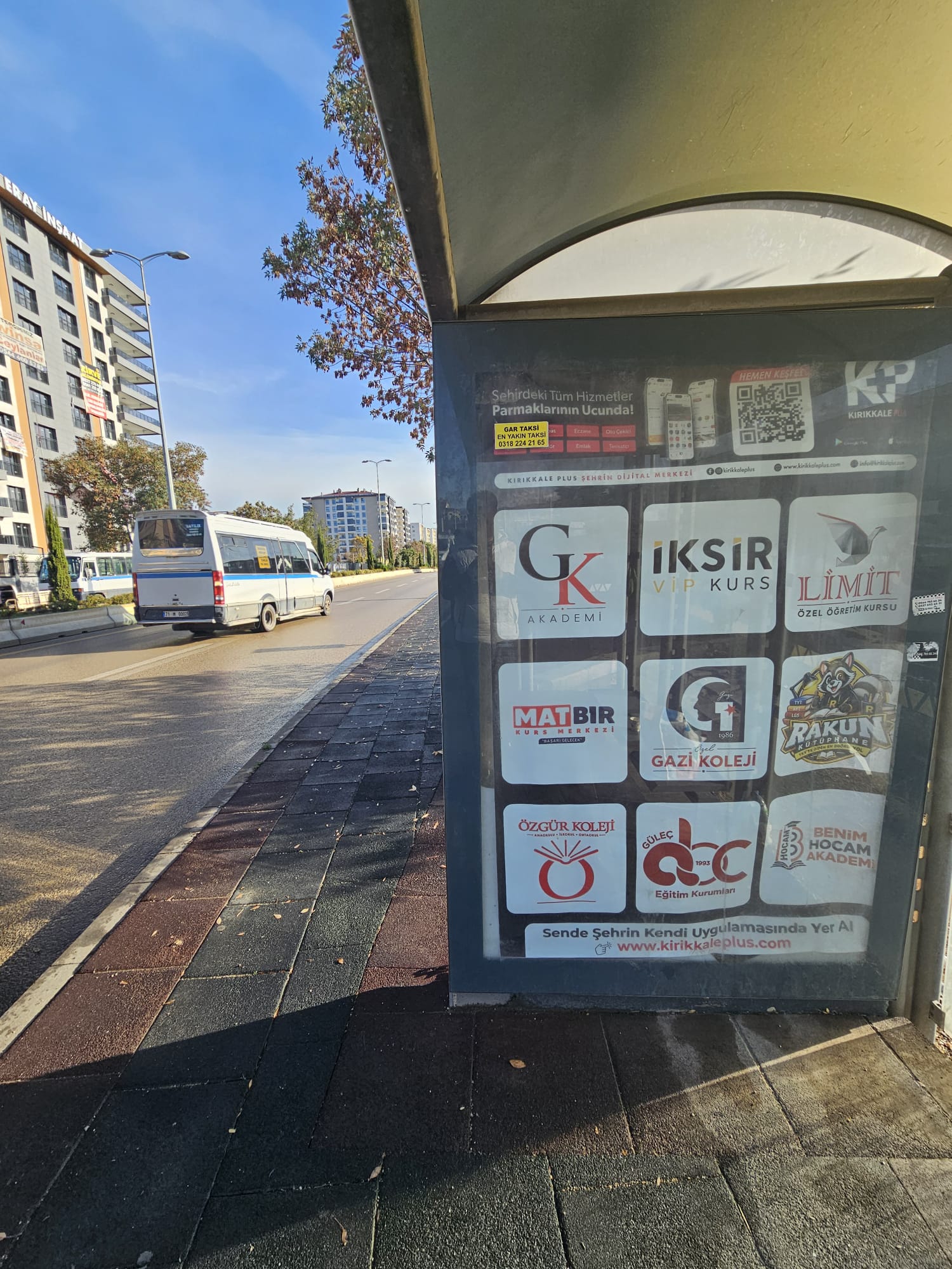 Eğitim 1 reklam panosu