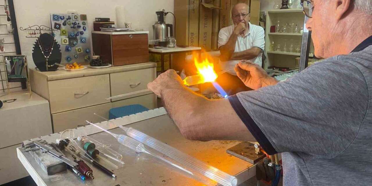 70 yaşındaki adam laboratuvar için ürettiği camları şimdi sanat için şekillendiriyor