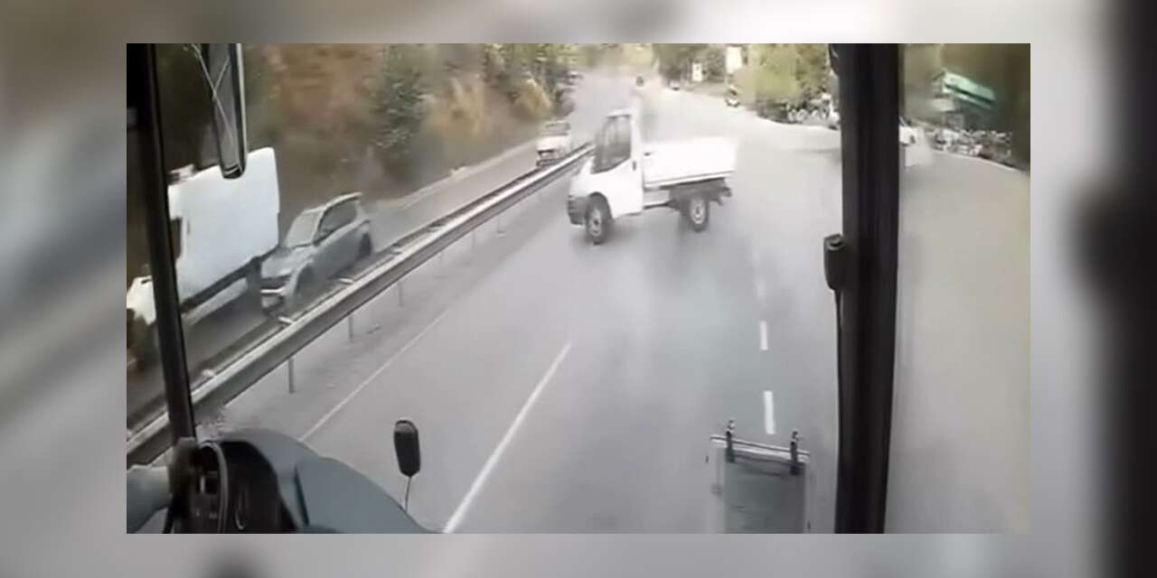 Virajı alamayan kamyonet spin attı