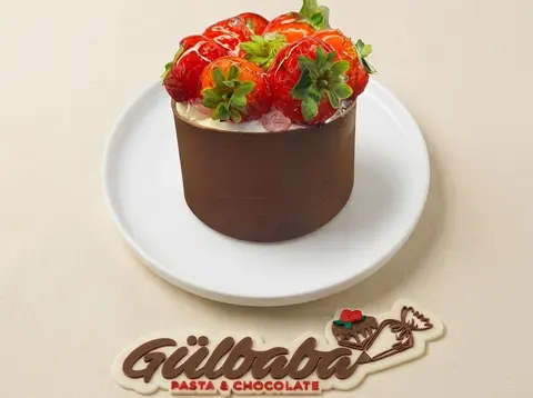 Çikolatalı & Çilekli Pasta (4-6 Kişilik)