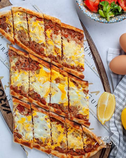 Kuşbaşılı yumurtalı pide