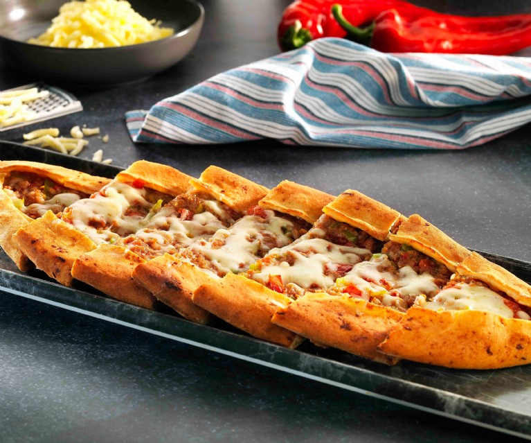 Kıymalı Kaşarlı Pide