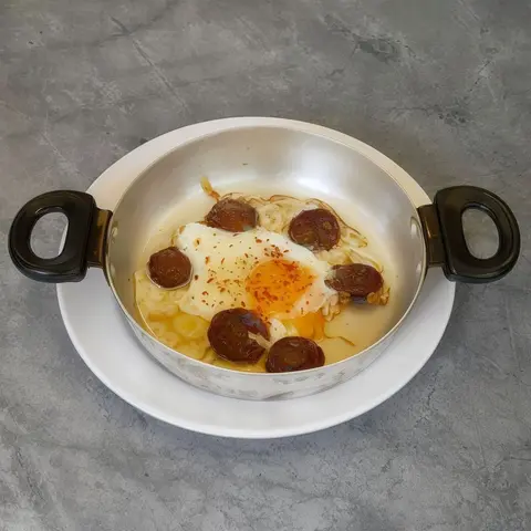 Sahanda Sucuklu Yumurta