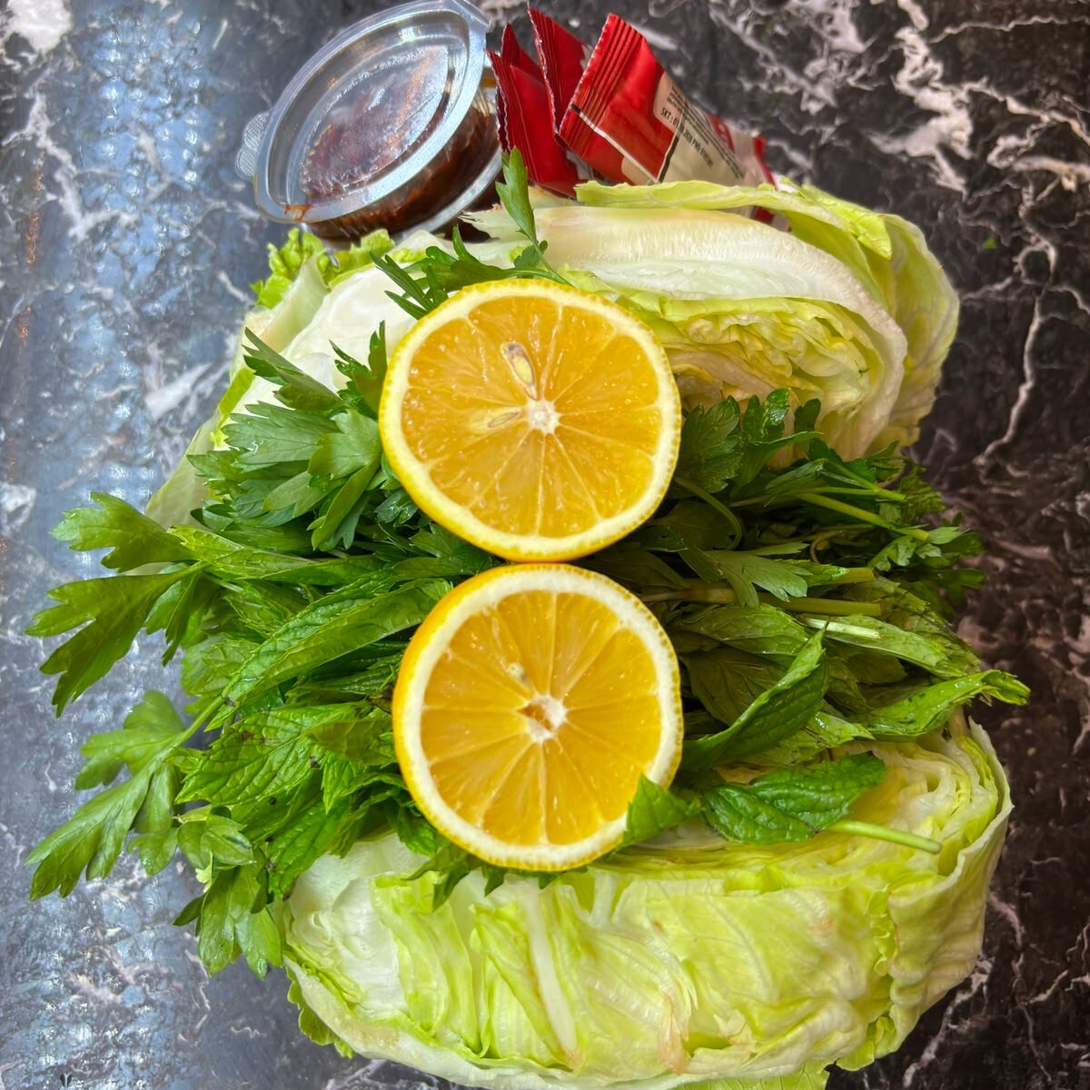 Tam Yeşillik ve Sos Tabağı