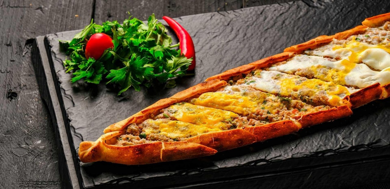 Yumurtalı Kaşarlı Pide