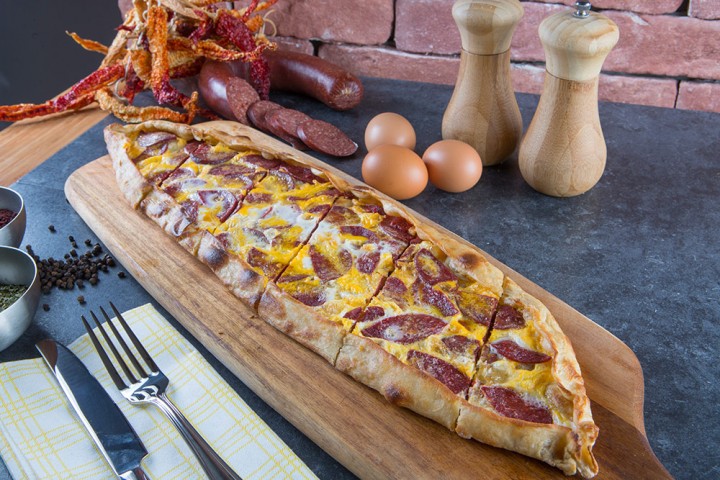 Yumurtalı Sucuklu Pide