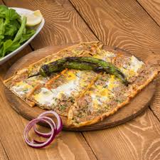 Kıymalı yumurtalı pide