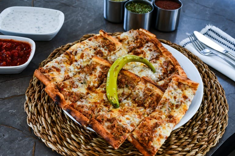 Kıymalı kaşarlı pide