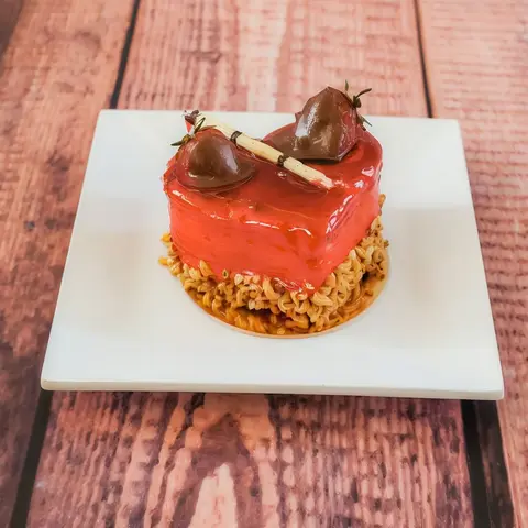 Frambuazlı Kalpli Özel Pasta