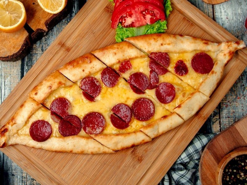 Kaşarlı yumurtalı sucuklu