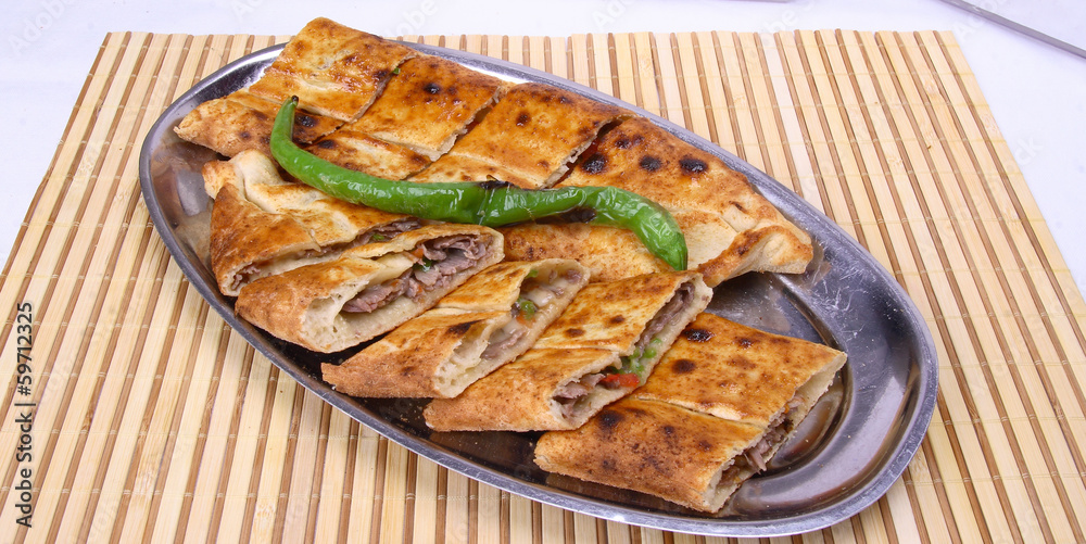 Et dönerli kaşarlı kapalı pide