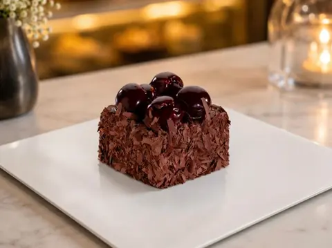 Siyah Profiterollü Pasta